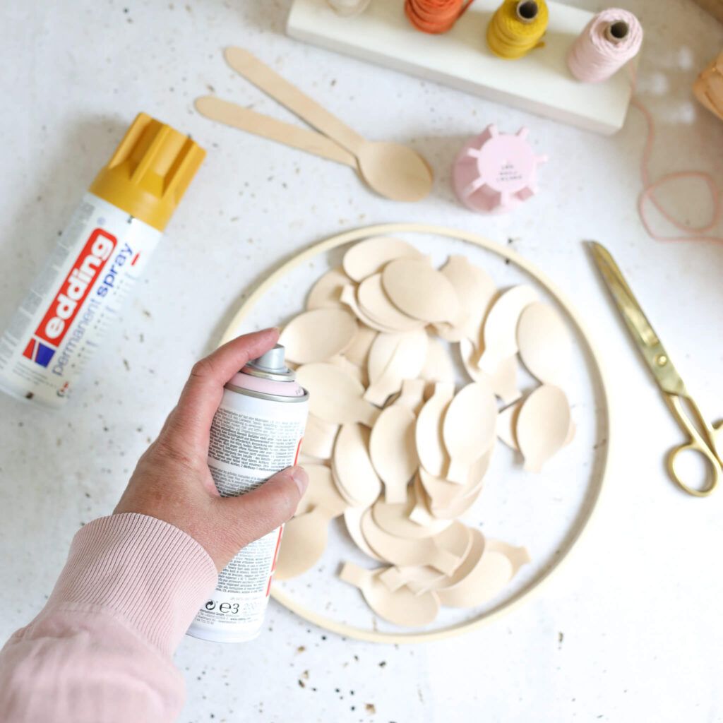 Löffel mit Lackspray einfärben