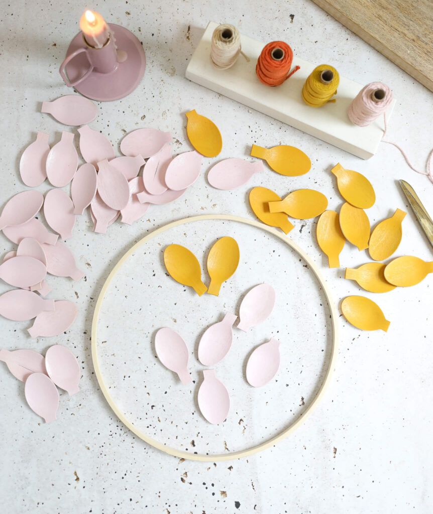 Löffel für DIY Holzlöffelkranz mit Farbe besprühen