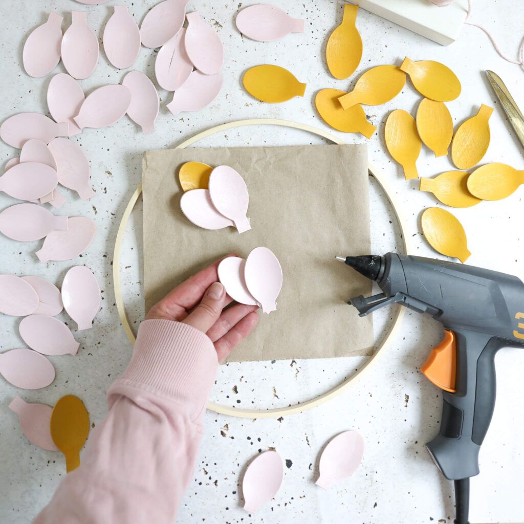 Holzlöffel-Blätter zusammenkleben