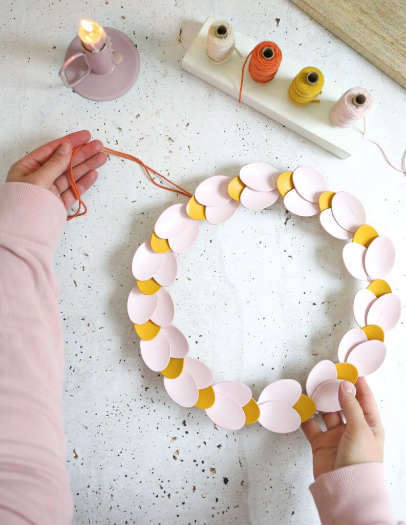 Band an Holzlöffelkranz fädeln