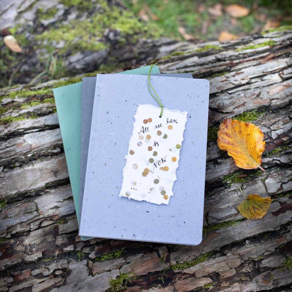 Lesezeichen aus handgeschöpften papier mit Blätterkonfetti