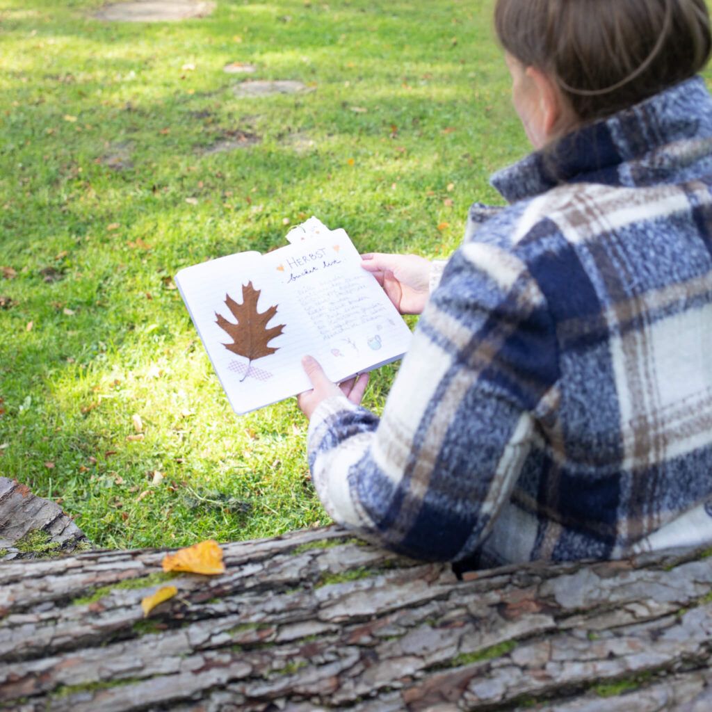 Notizbuch mit DIY Lesezeichen aus handgeschöpftem Papier