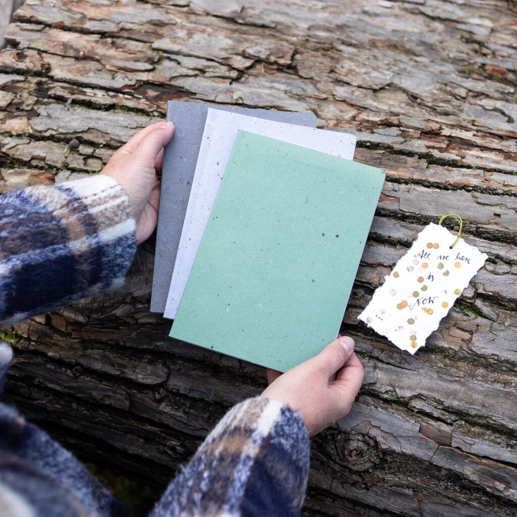 Papier schöpfen und Lesezeichen mit Blätterkonfetti