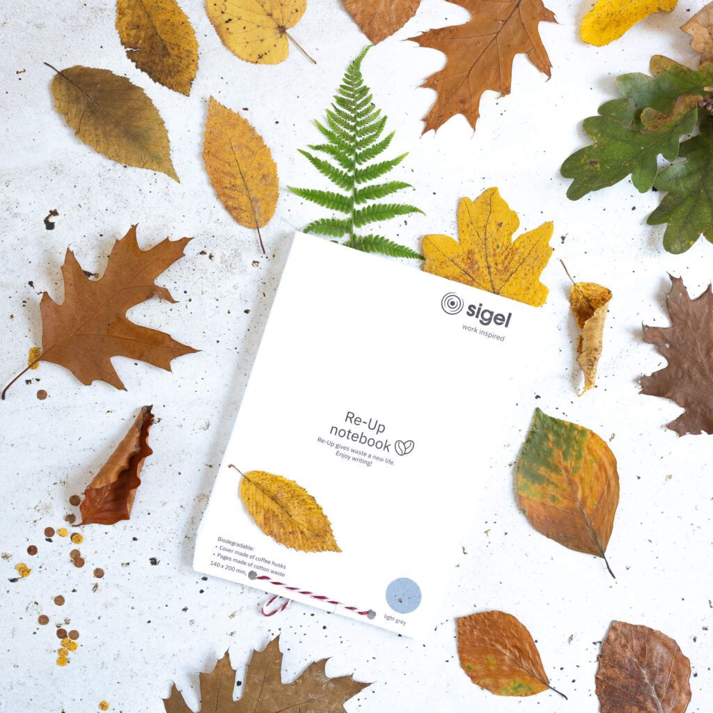 Blätter sammeln für Lesezeichen mit Blätterkonfetti