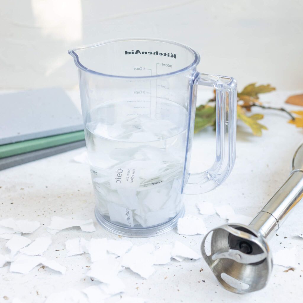 Papierschnipsel einweichen mit Papier schöpfen