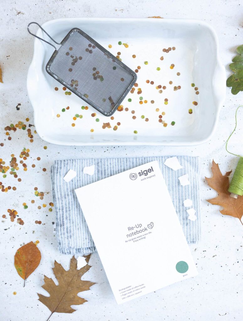 Material zum Papierschöpfen für Lesezeichen mit Blätterkonfetti