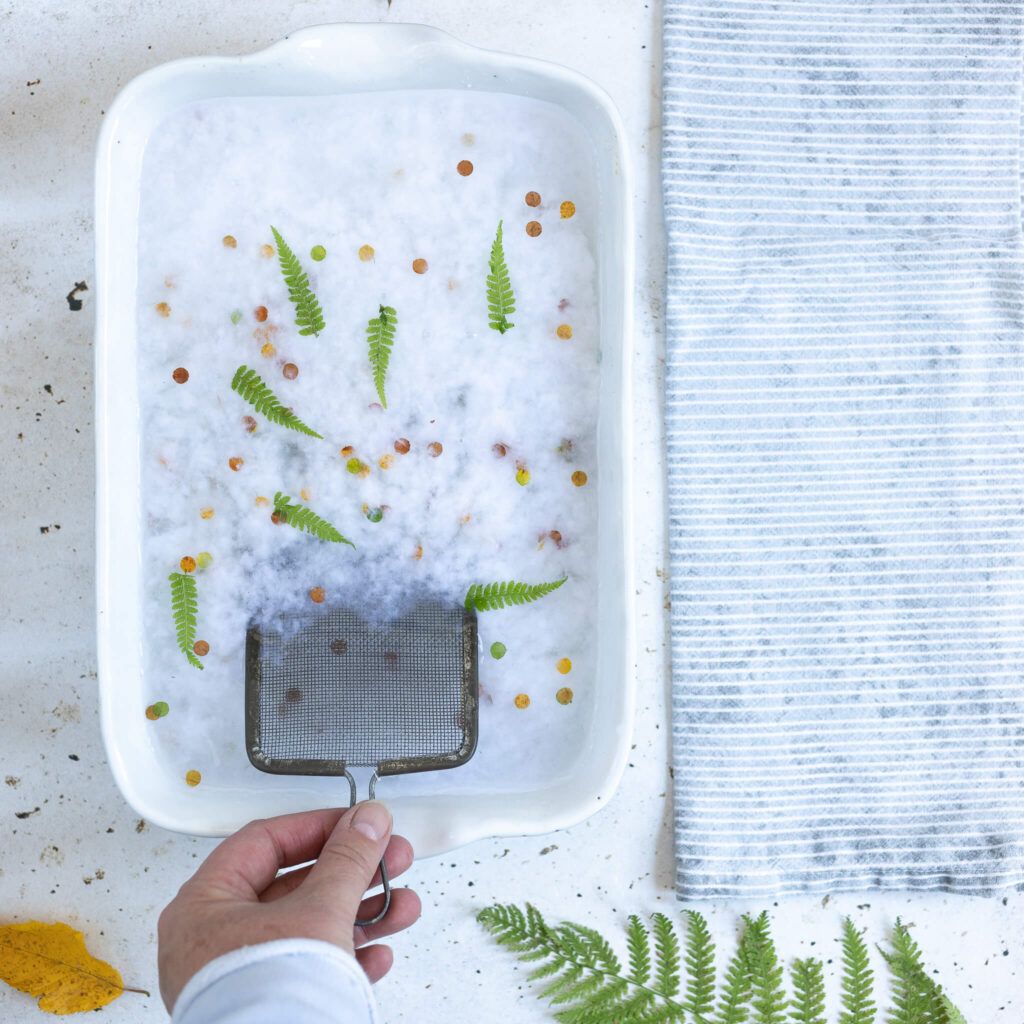 Papier schöpfen für Lesezeichen mit Blätterkonfetti