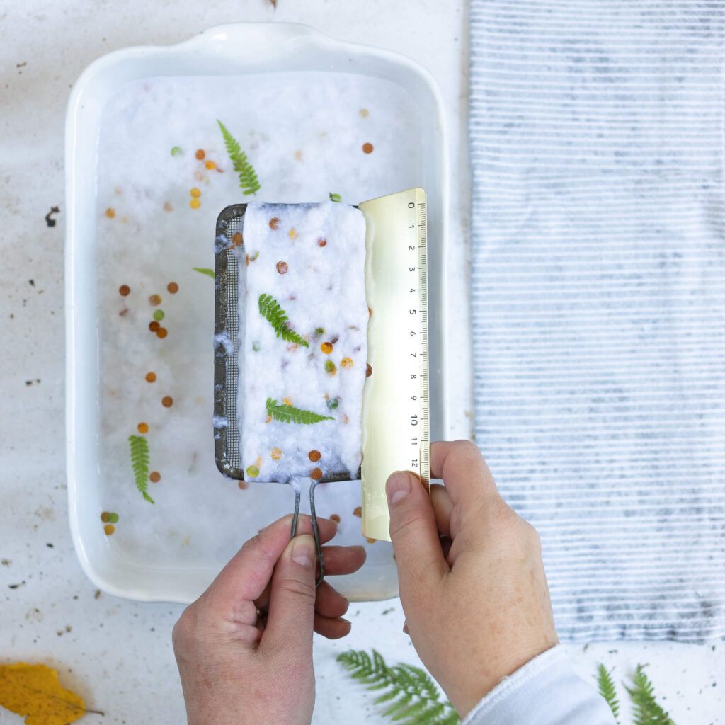 Lesezeichen aus handgeschöpften Papier mit Bläterkonfetti