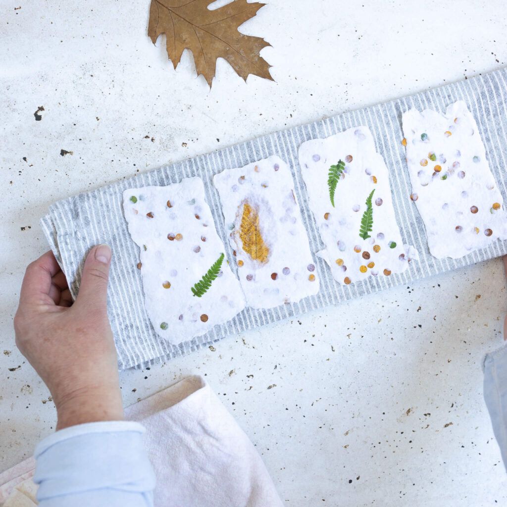 Lesezeichen aus handgeschöpften Papier trocknen lassen