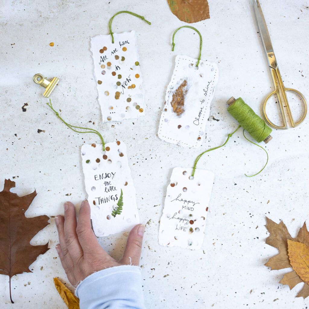 Lesezeichen aus handgeschöpften Papier und Blätterkonfetti