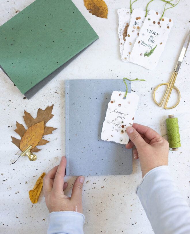 Papier schöpfen für Lesezeichen mit Blätterkonfetti