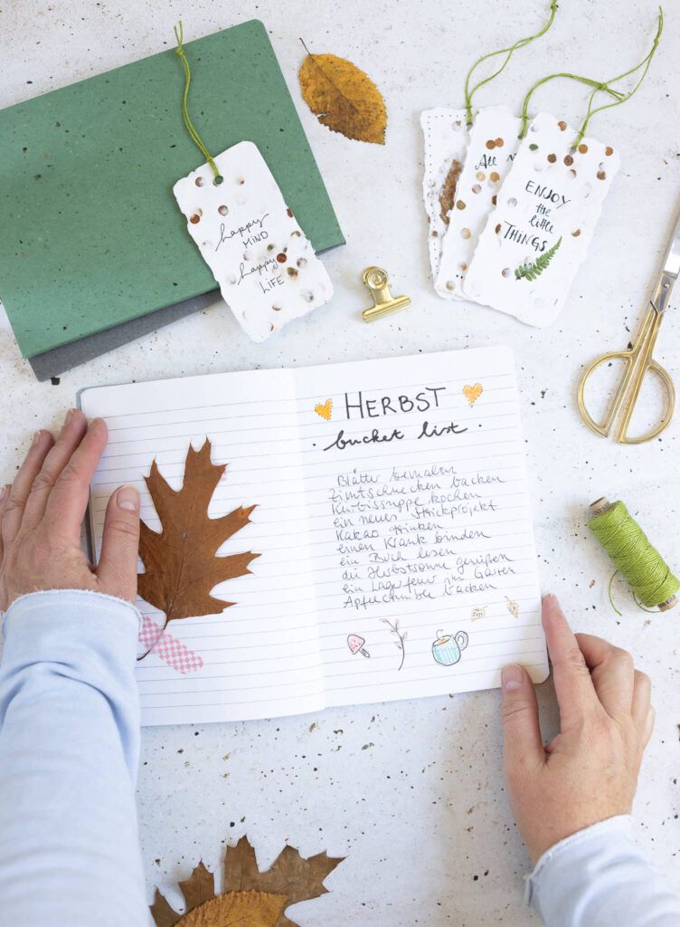 Notizbuch mit Lesezeichen aus handgeschöpftem Papier,