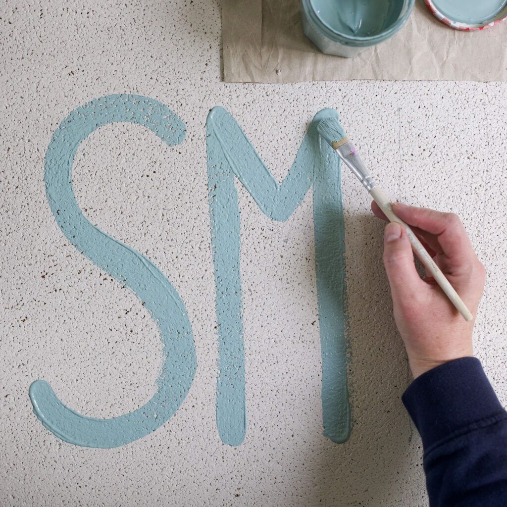 Korkplatte mit Statement Word bemalen für Memoboard