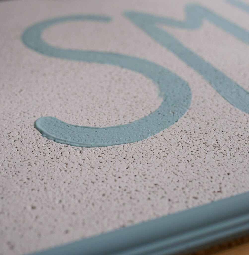 Korkplatte mit Statement Word bemalen für Memoboard