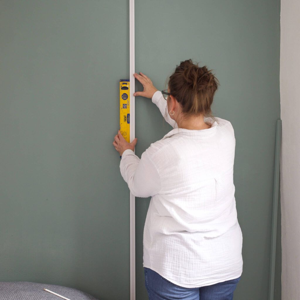 Leisten mit einer Wasserwaage genau positionieren