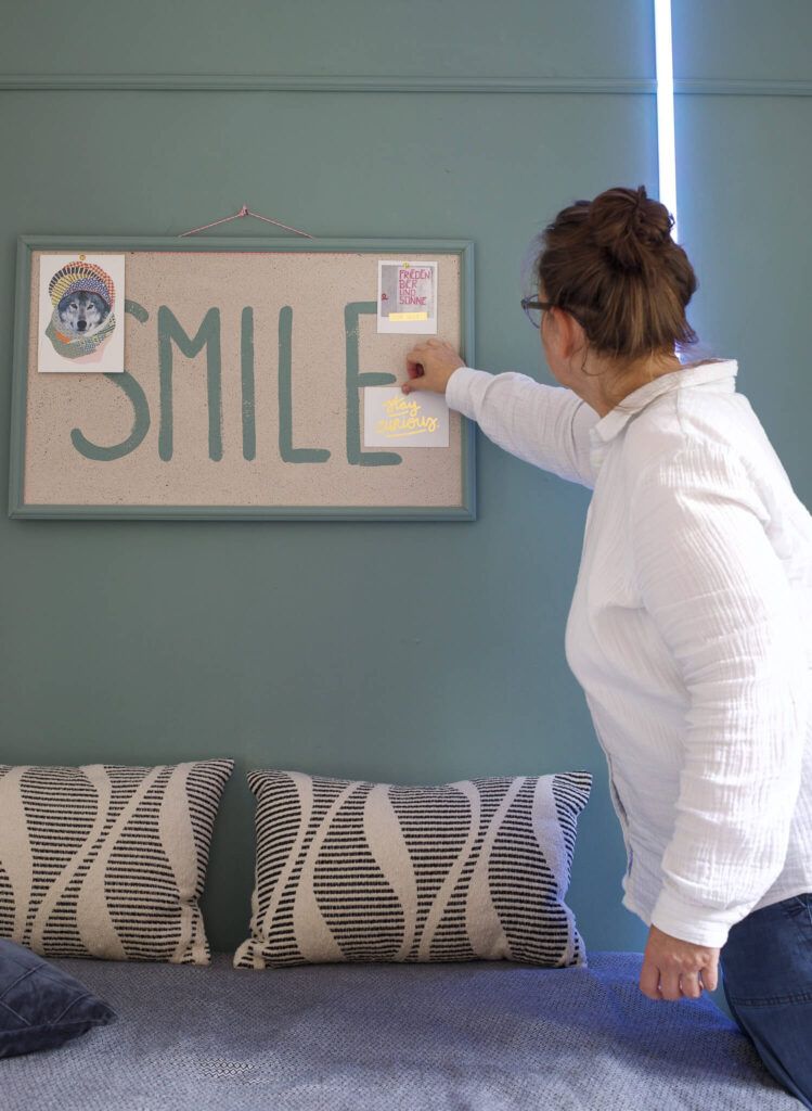 Memoboard ausu Kork und Dekorleisten