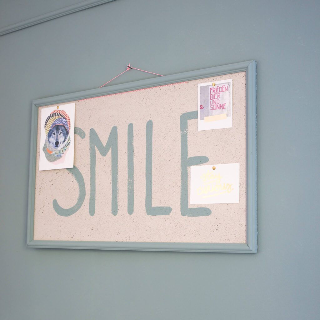 Korkplatte mit Statement Word bemalen für Memoboard