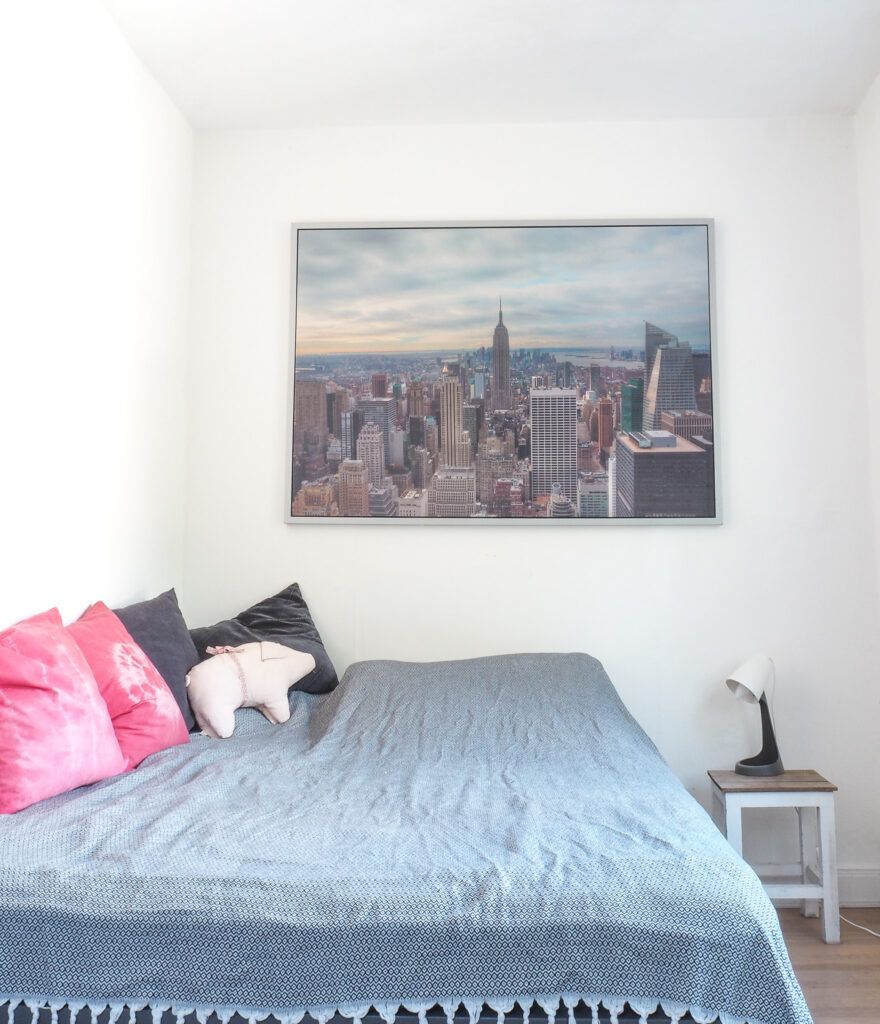 Umgestaltung einer Zimmerwand mit Licht- und Dekorleisten