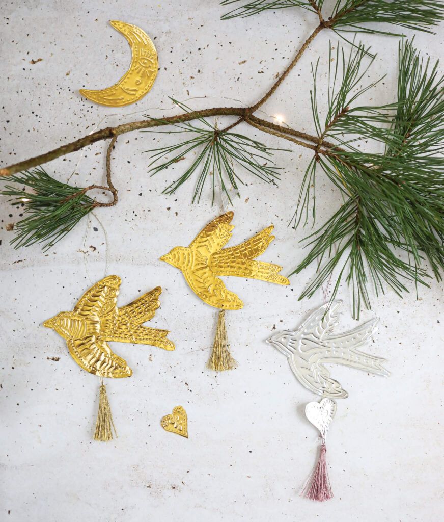 Weihnachtsanhänger aus Prägefolie basteln