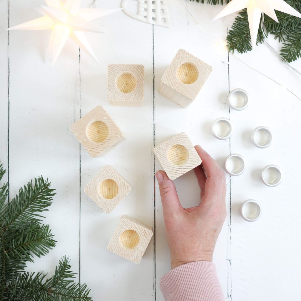 Löcher mit dem Forstnerbohrer in das Holz bohren