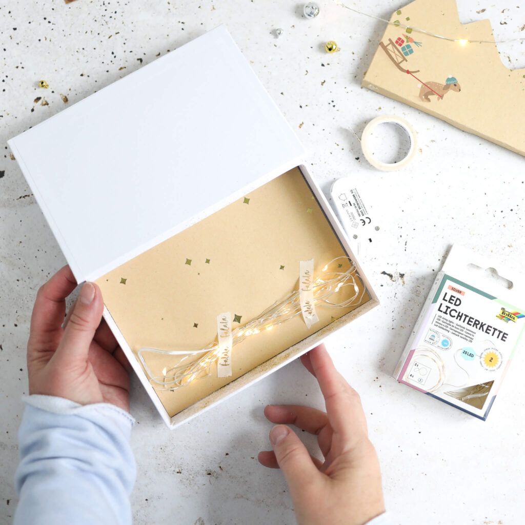 Lichterkette in die Box fädeln
