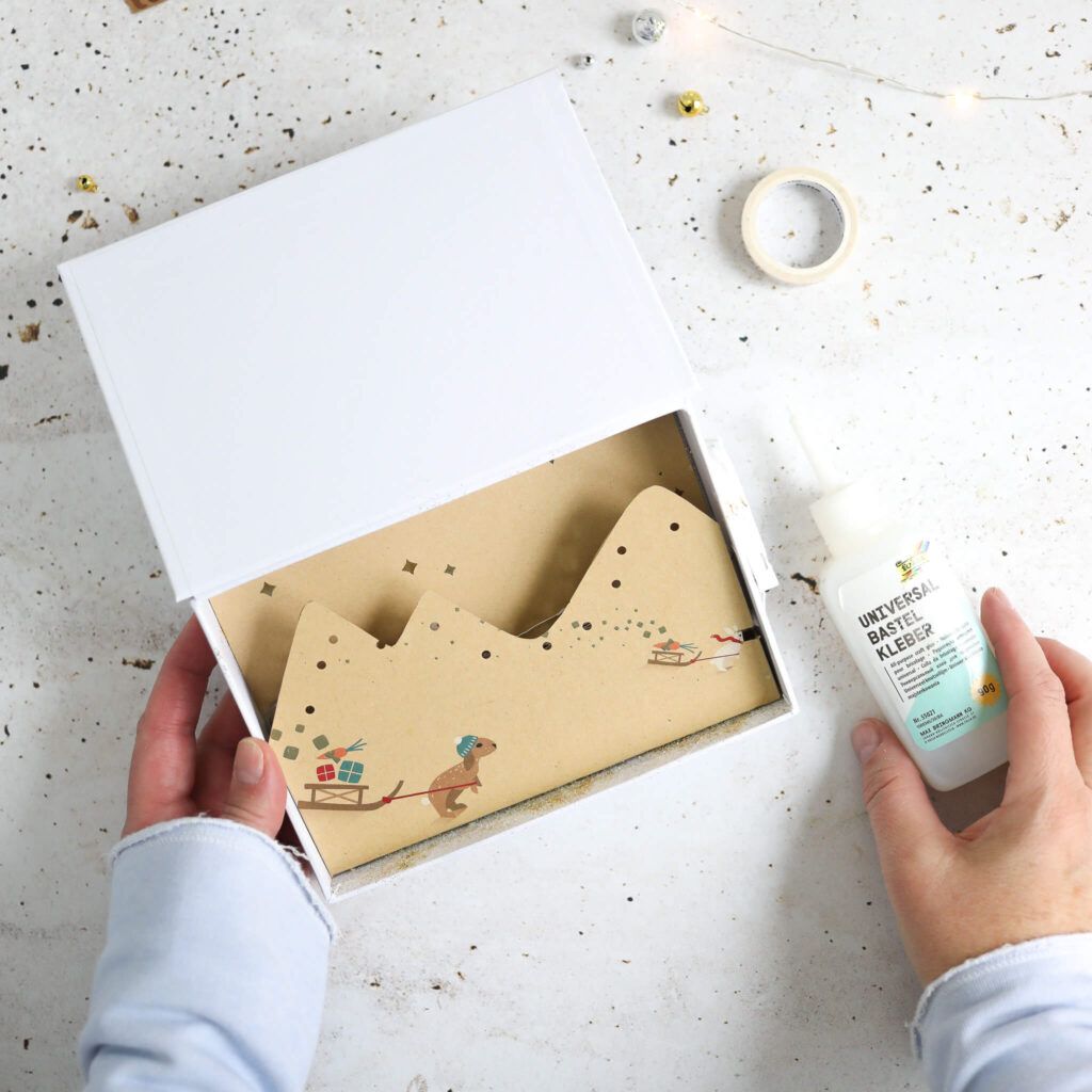 Papier in die Box kleben