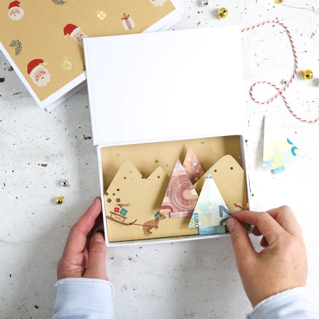 Tannenbaum Geldscheine falten und für kreative Geldgeschenke in die Box kleben