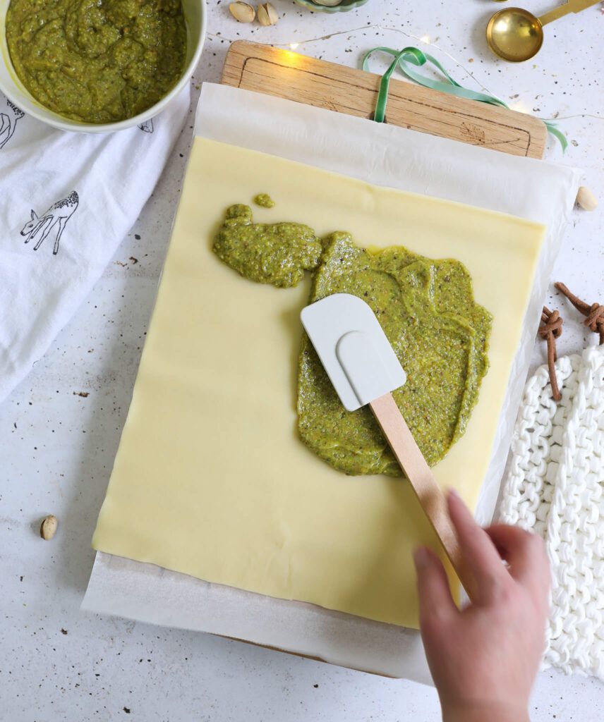 Pistaziencrème auf den Teig verteilen