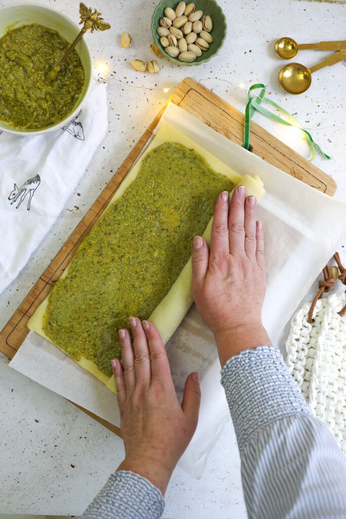 Teig zusammenrollen. Rezept für Spiralen Plätzchen mit Pistaziencrème Füllung