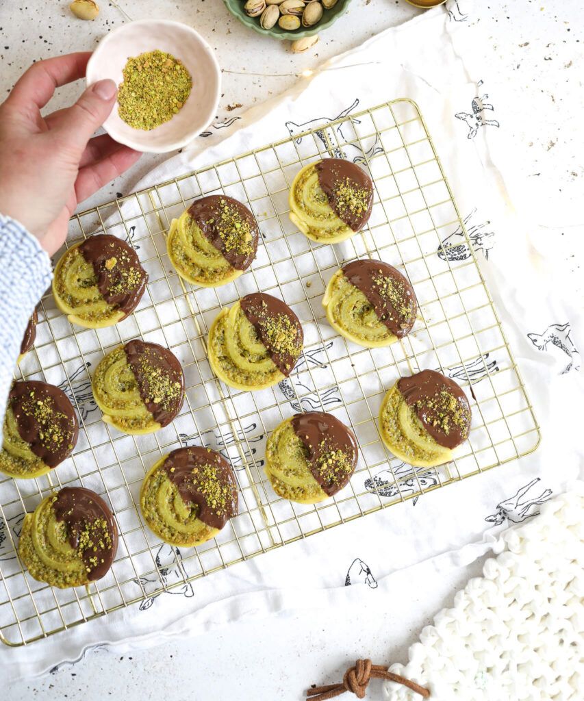 Spiralen Plätzchen mit Pistaziencreme Füllung und Schoko-Kuvertüre
