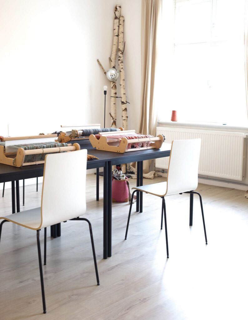 Weben am Webrahmen im Workshop