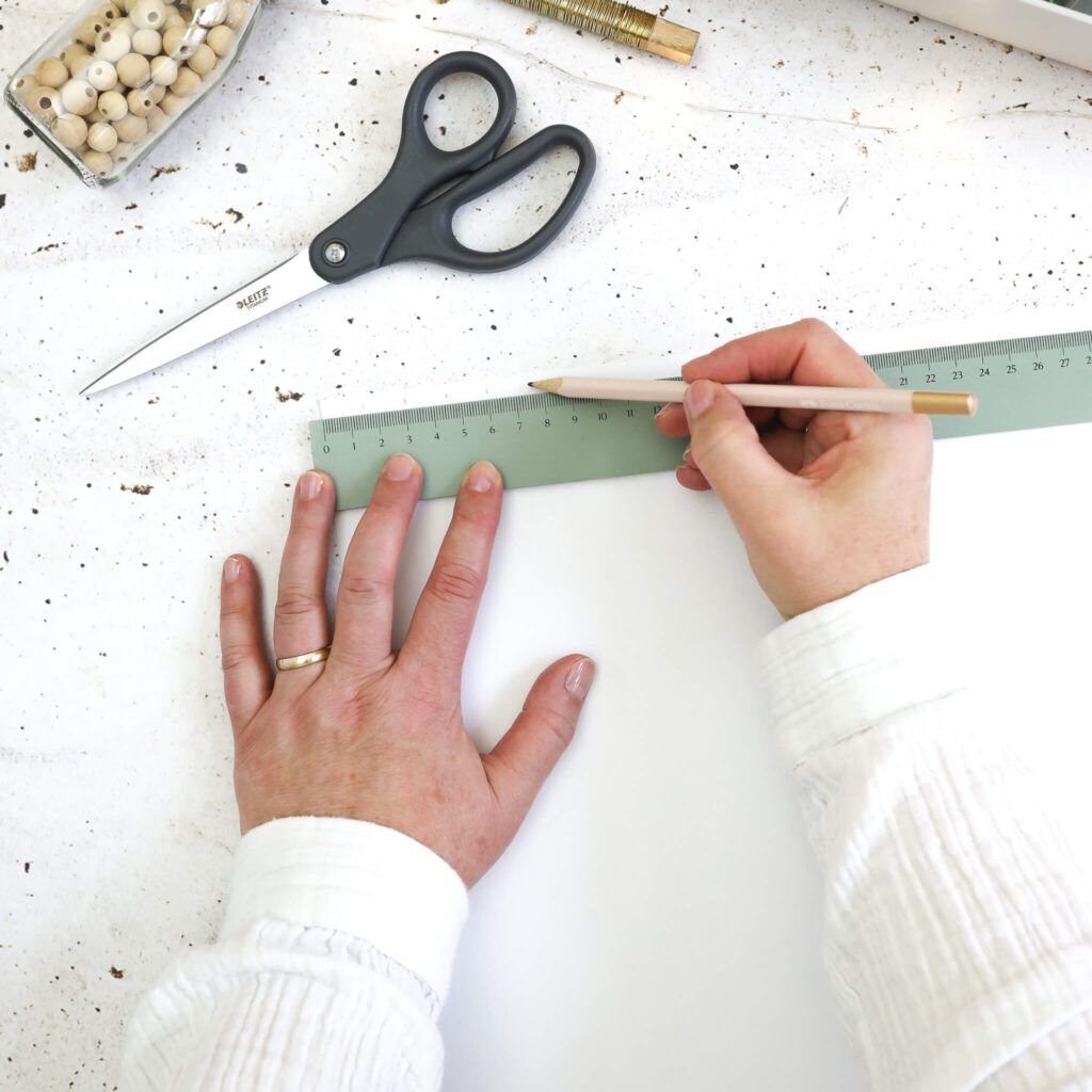 Papierstreifen ausmessen für Weihnachtskugeln aus Papier
