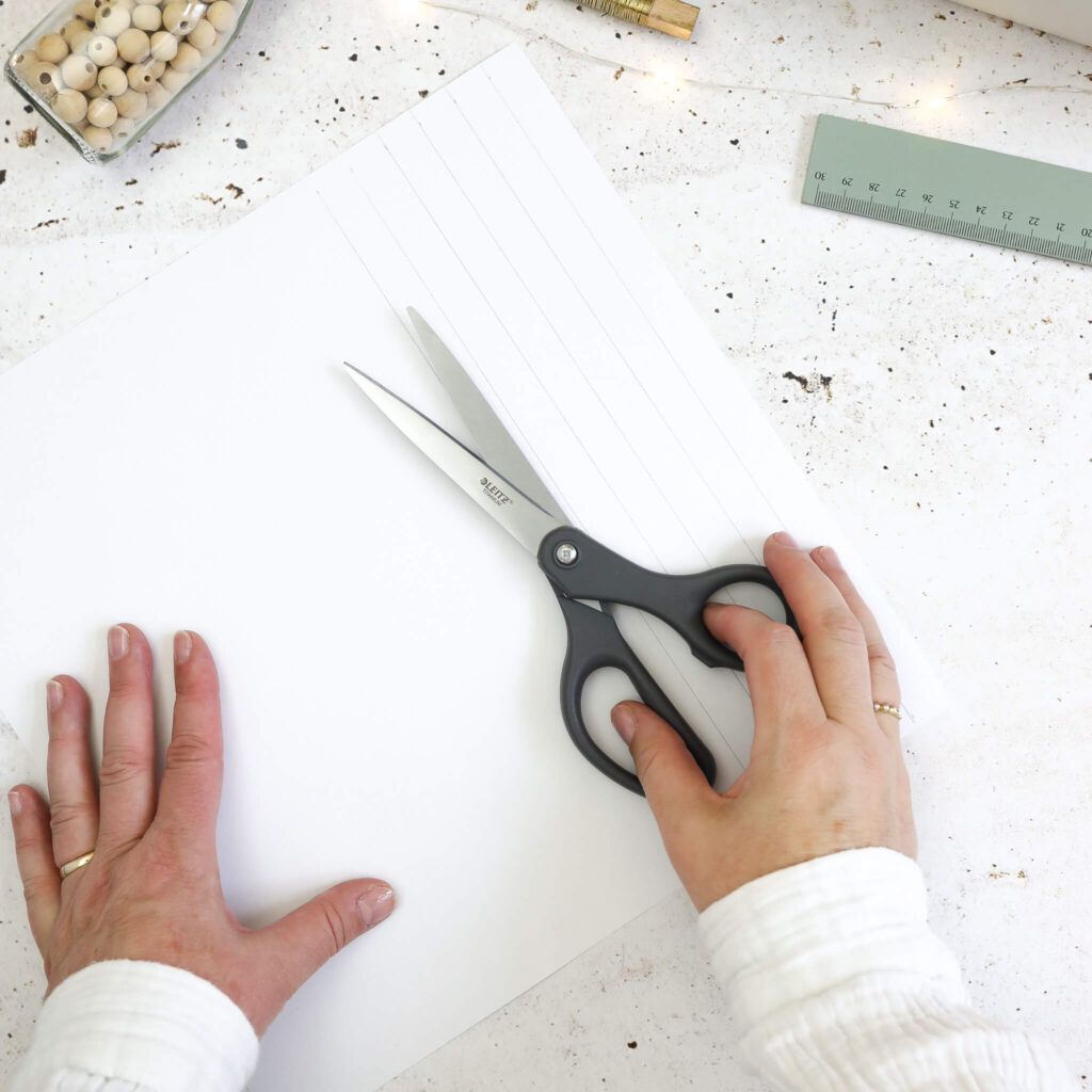 Striefen mit der Schere ausschneiden