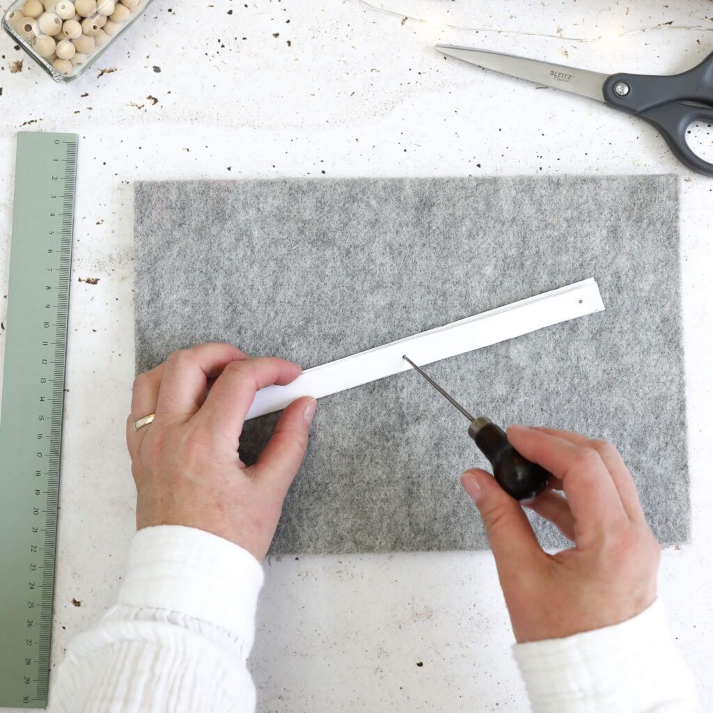 Papierstreifen mit Ahle oder Nadel lochen