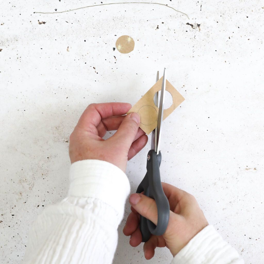 Kreise aus Papier ausschneiden.