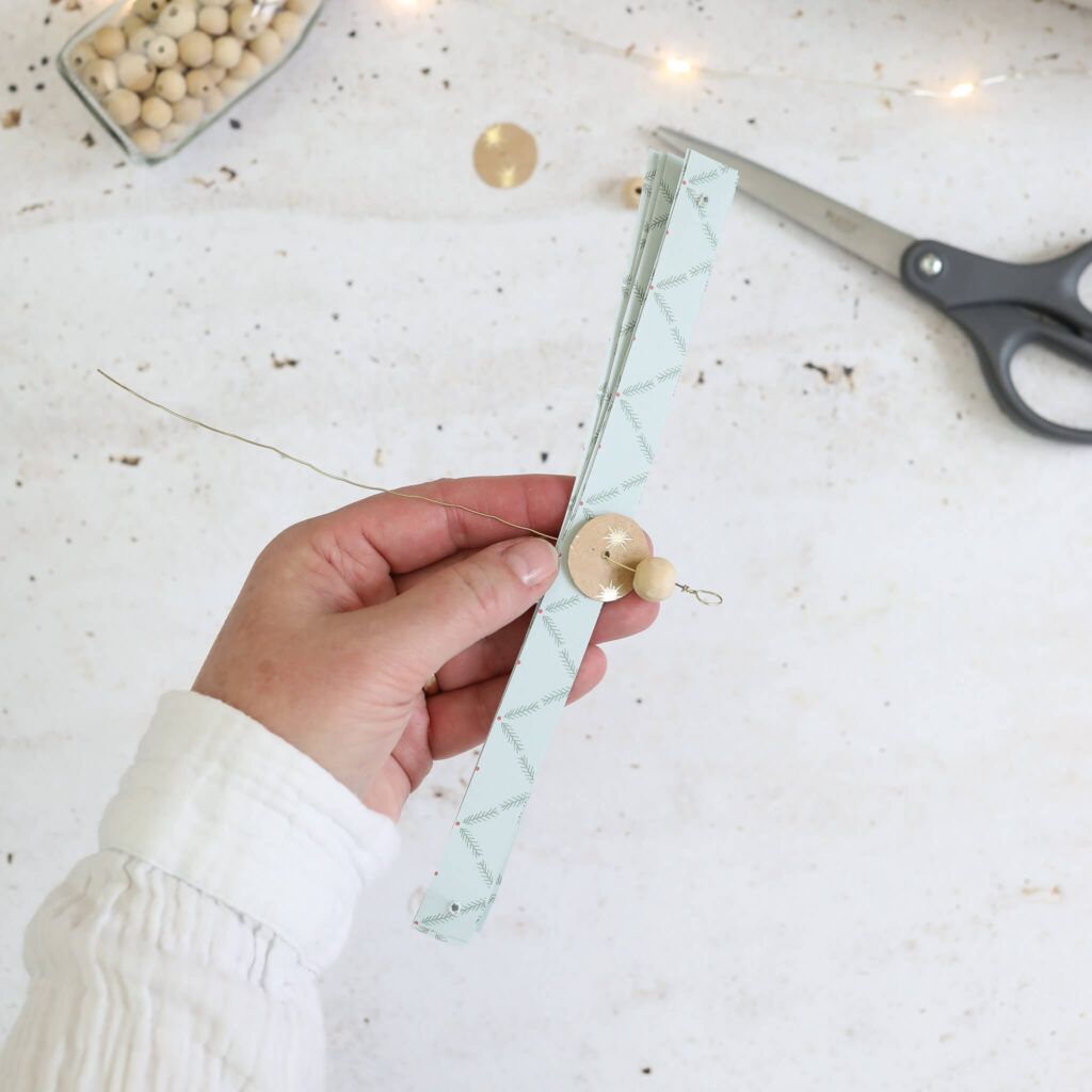 Holzperle auf Draht auffädeln