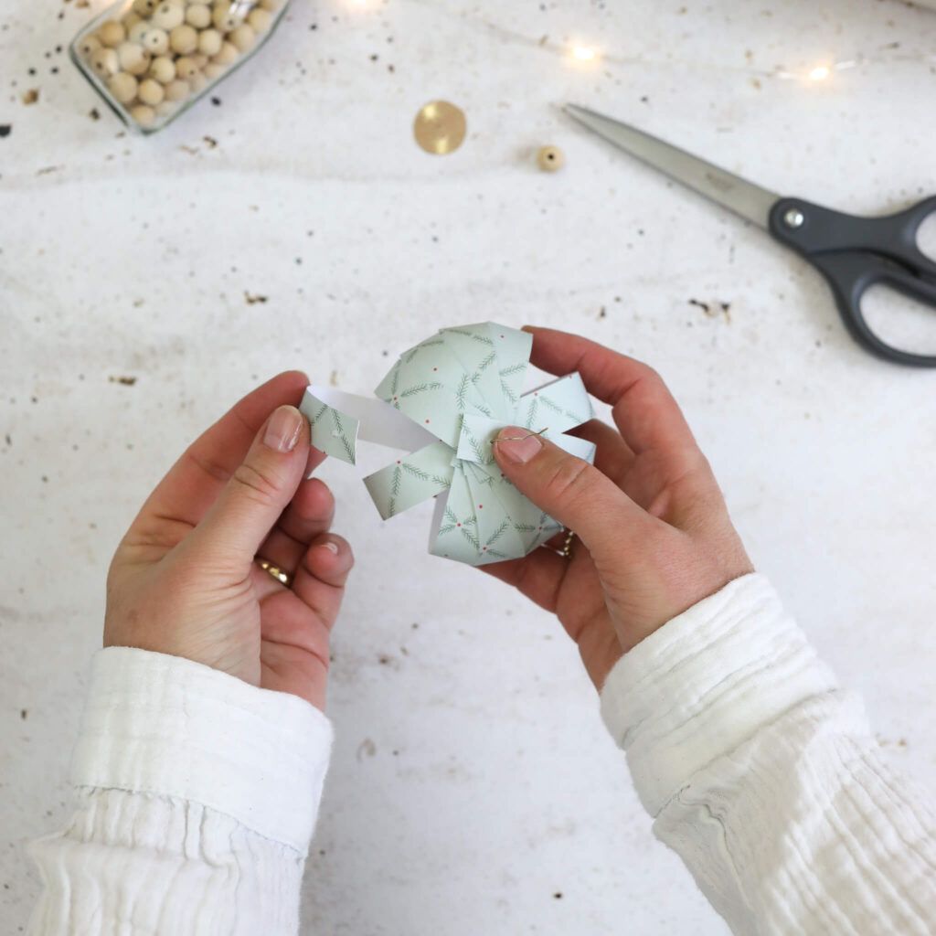 Weihnachtskugeln aus Papier basteln