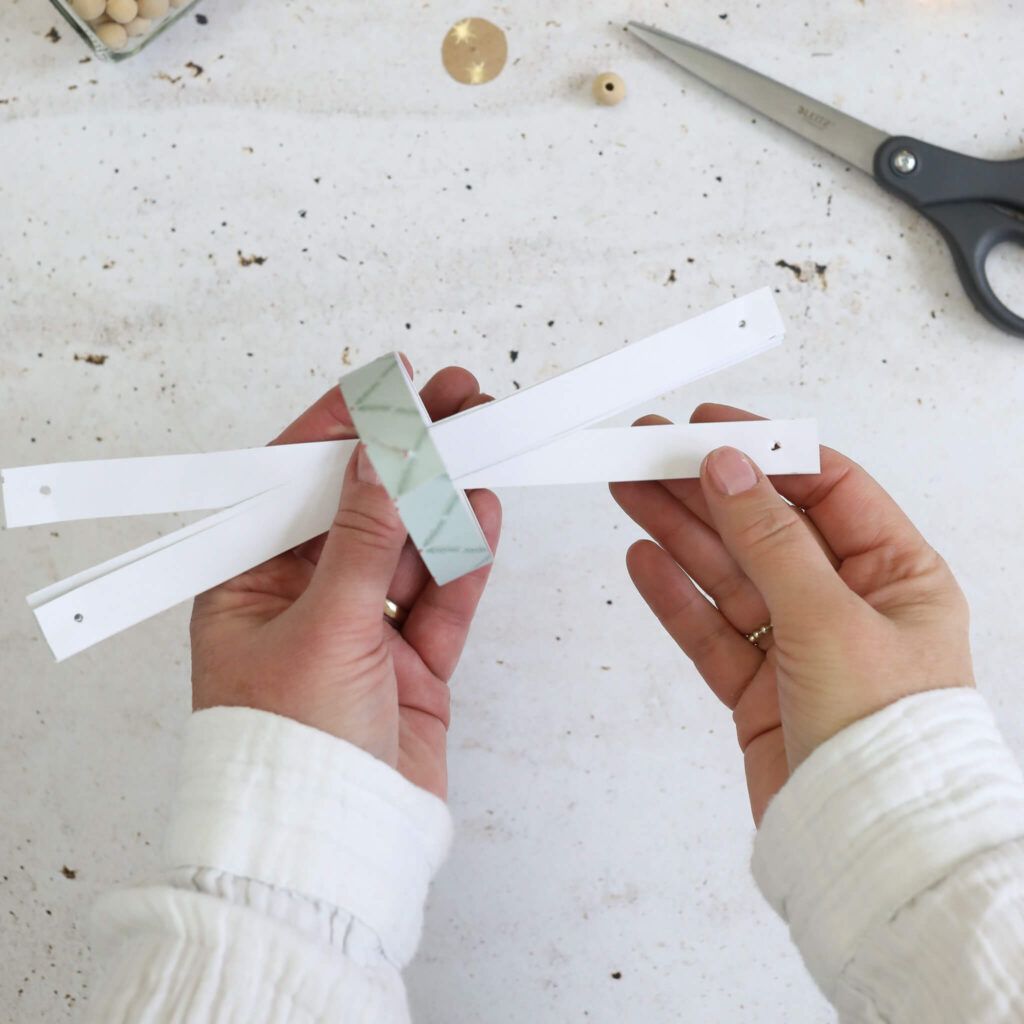 Papierstreifen auf Draht auffädeln