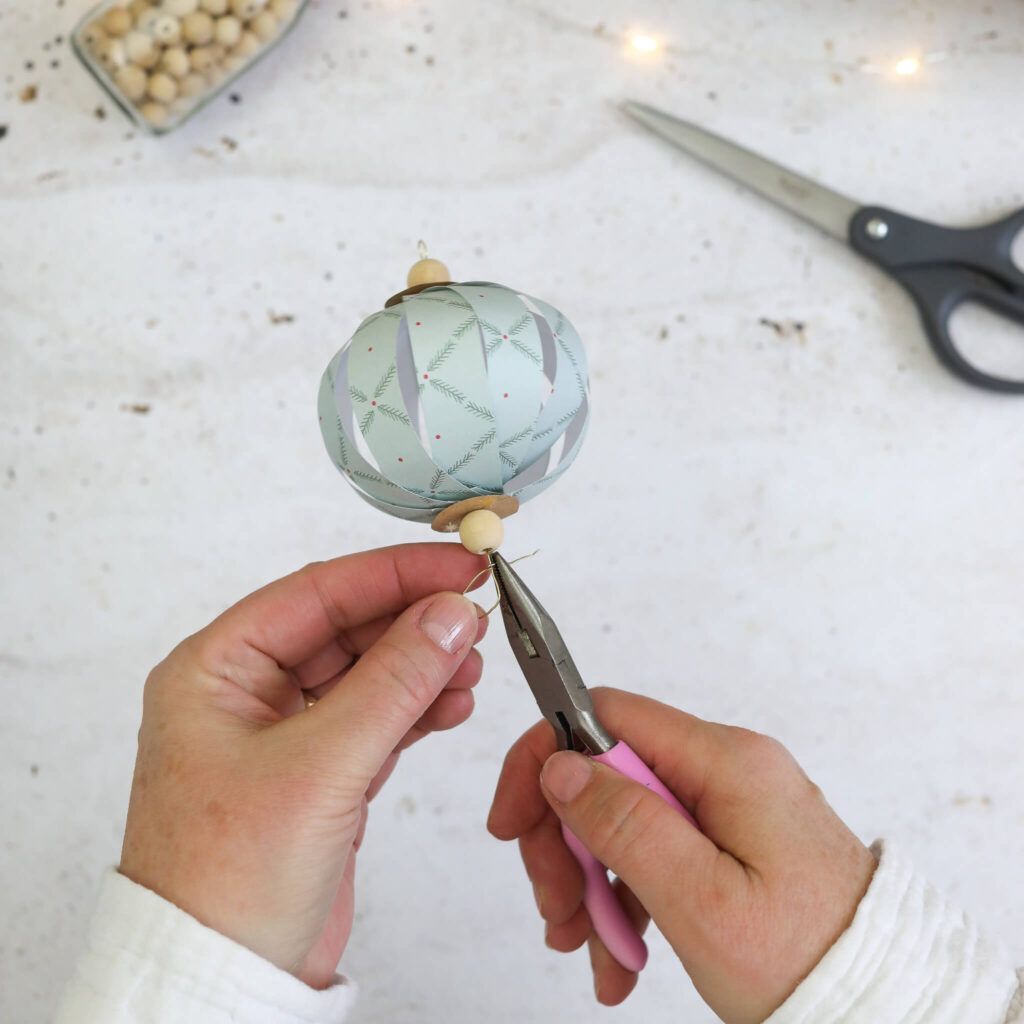 Weihnachtskugeln aus Papierstreifen