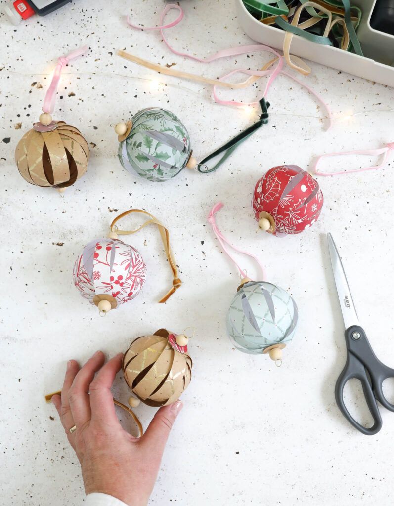 Weihnachtskugeln aus Papierstreifen