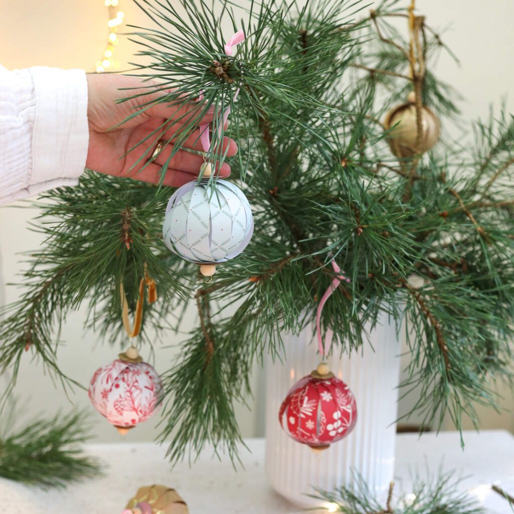 Weihnachtskugeln aus Papierstreifen basteln mit Anleitung