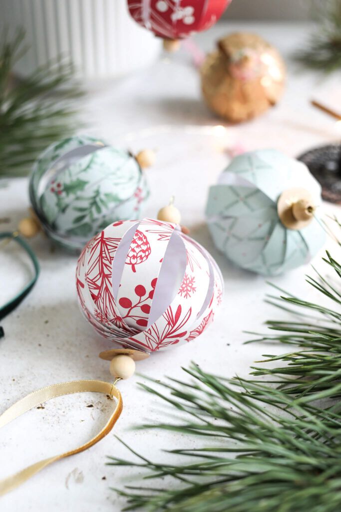 Weihnachtskugeln aus Papierstreifen