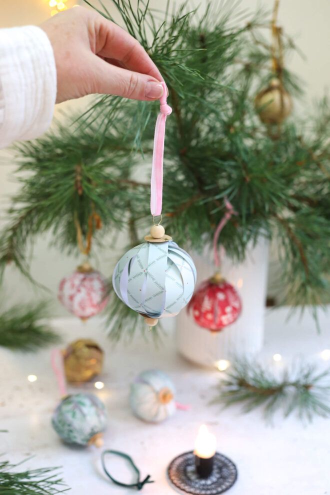 Weihnachtskugeln aus Papierstreifen basteln