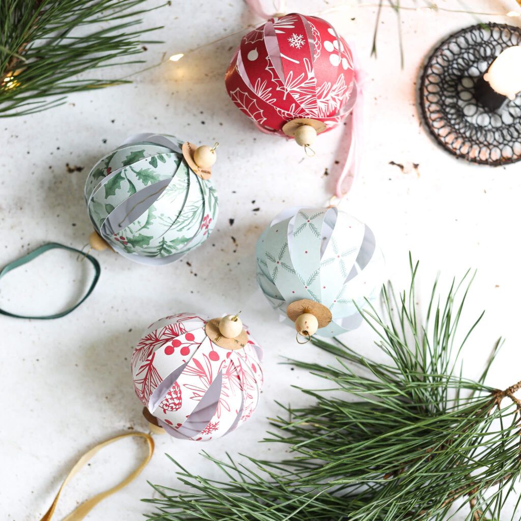 Weihnachtskugeln aus Papierstreifen basteln