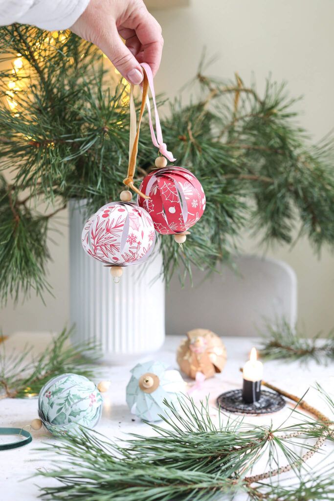 Weihnachtskugeln aus Papierstreifen basteln mit Anleitung