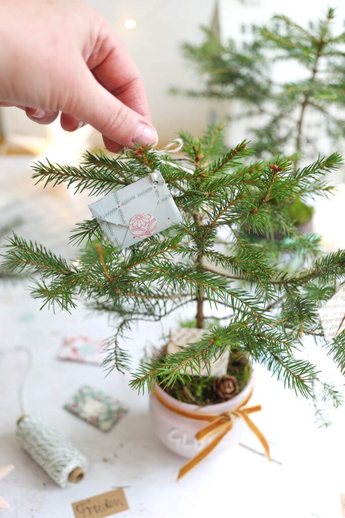 Wunschzettel an den Wunschbaum im Glas hängen