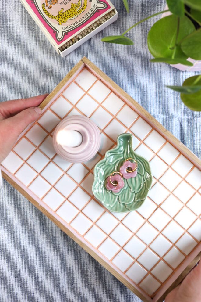 Mosaik-Fliesen Tablett mit farbigen Fugen selber machen