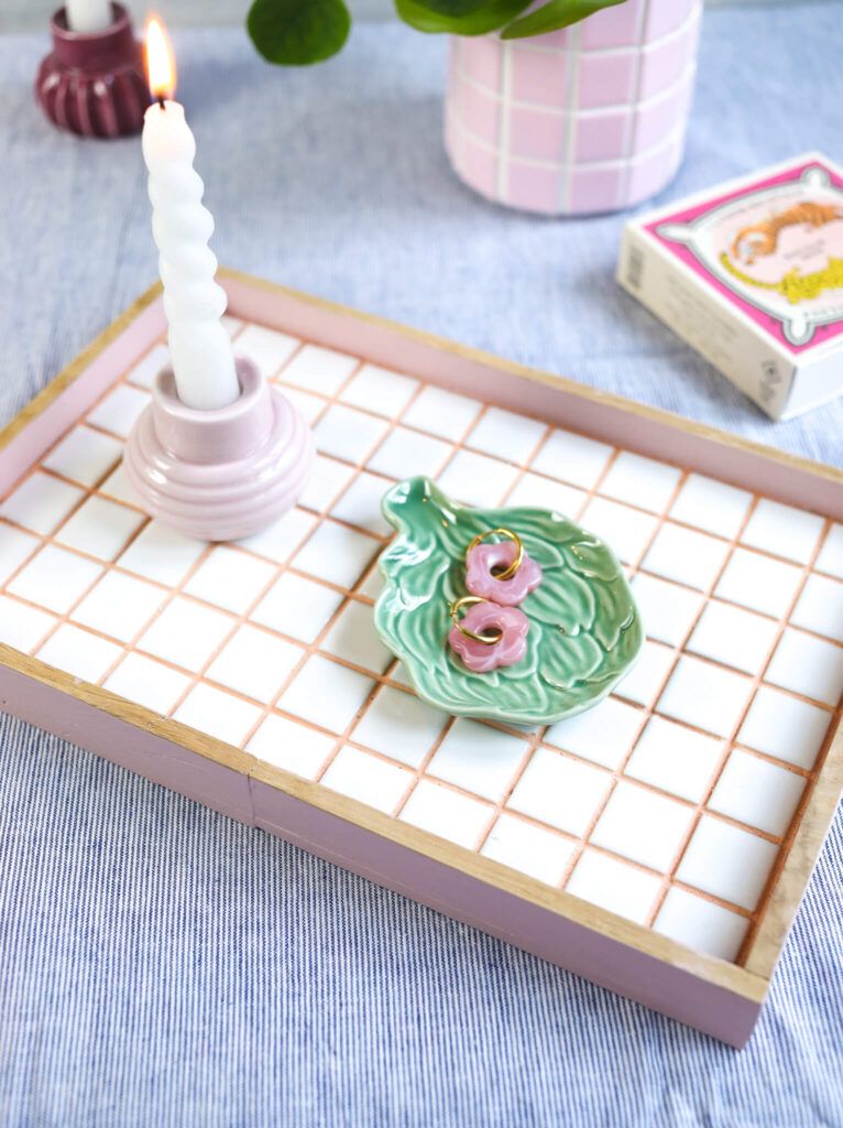 DIY Mosaik-Fliesen Tablett mit farbeigen Fugen