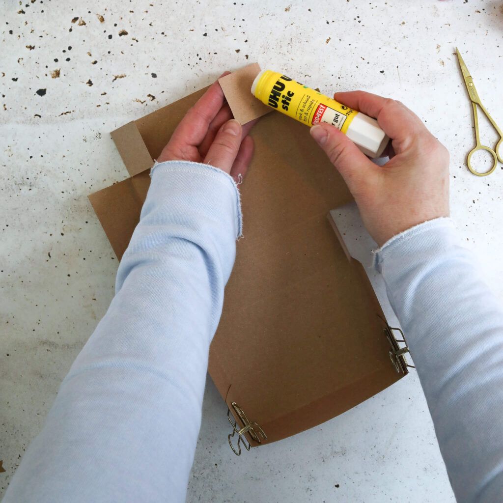 Laschen festkleben für Pappschachtel