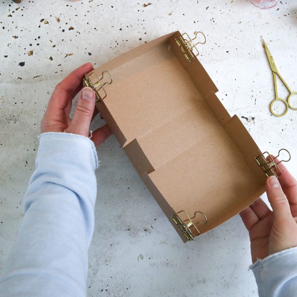 Laschen nach Innen kleben für DIY Pappschachtel